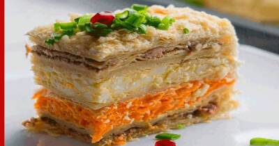 Праздничная кухня: слоеный салат "Наполеон" с тестом и рыбными консервами