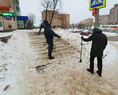 Улицы Смоленске начали обрабатывать противогололедными средствами