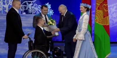 Лукашенко попал в неловкую ситуацию, пытаясь подарить цветы мужчине без рук