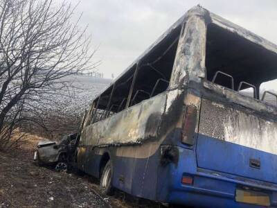 На Днепропетровщине в результате ДТП загорелся автобус с пассажирами и автомобиль