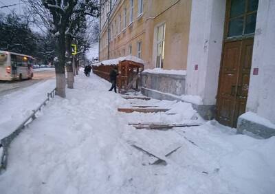 С крыши здания бывшего института культуры обрушилась куча снега - ya62.ru - Рязань