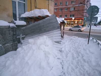 На Театральной площади Рязани снег обрушился на тротуар