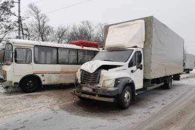 В Воронежской области грузовик столкнул рейсовый автобус в кювет