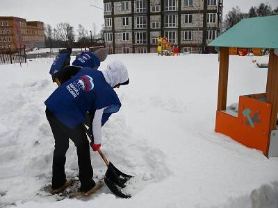 Единороссы расчистили от снега территории детсадов в Промышленном районе Смоленска