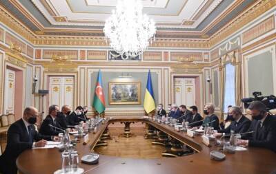 Ильхам Алиев и Владимир Зеленский проводят встречу в расширенном формате. ФОТО