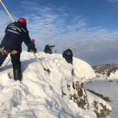 В Челябинской области спасатели очистили склоны горы от снега, угрожающего людям и авто