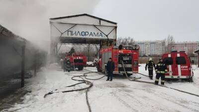 В Челябинске — крупный пожар в цехе по переработке древесины