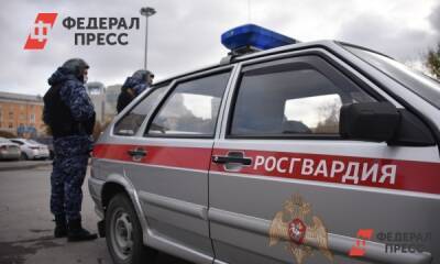 В Новосибирске разъяренный мужчина кидал из окон вещи и разбил восемь машин