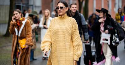 Модные блогеры показали, с чем носить самый трендовый свитер января (фото)