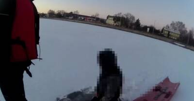 Видео: Рижские полицейские спасли мужчину, заснувшего на льду Даугавы
