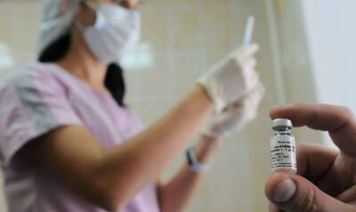 Депутат Госдумы сообщил о планах властей сделать платной прививку от COVID-19
