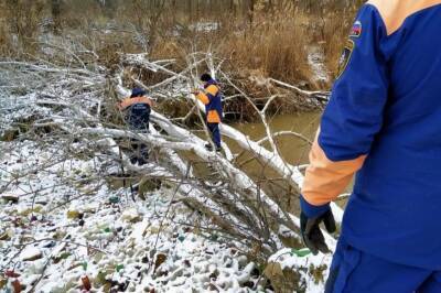 К устранению мусорного затора на реке Калаус на Ставрополье привлекли спасателей