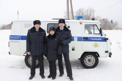 Псковские полицейские вынесли женщину из горящего дома