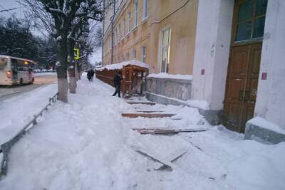 Со здания бывшего института культуры в Рязани упала снежная глыба