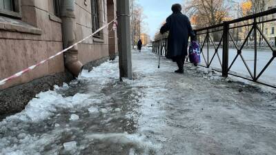 Город превратился в полосу препятствий: в Петербурге растет число травм из-за снега и льда