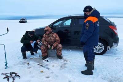 Рыбаки в Старорусском районе выехали на машинах на запретный лед