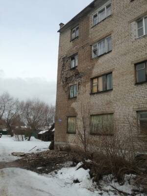 В Осташкове рухнула часть стены в общежитии