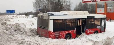 На трассе под Пермью в ДТП с рейсовым автобусом пострадал человек