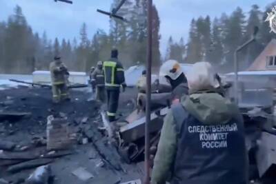 На месте пожара в Тверской области, где погибли два человека, работают следователи