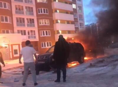Две иномарки горели на парковке жилого дома в Петербурге. Третью спасали неравнодушные — видео