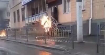 В Одесской области мужчина устроил акт самосожжения в центре города (видео)