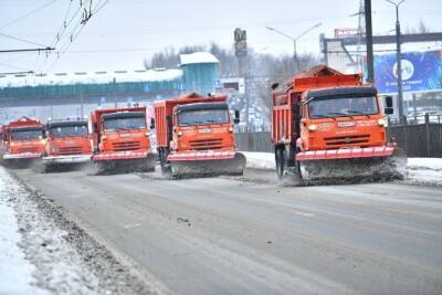 Грохот тракторов: для борьбы со снегом на улицы Ярославля вышло 100 снегоуборщиков