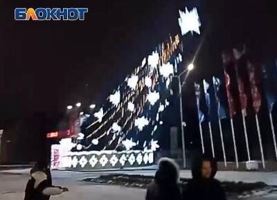Мощный ветер повалил главную городскую ёлку в Ростове-на-Дону