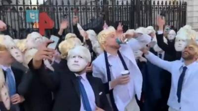В Лондоне устроили массовые танцы в масках премьер-министра страны