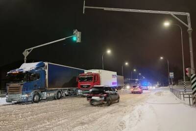 На севере Волгограда образовалось пробка из фур из-за снегопада