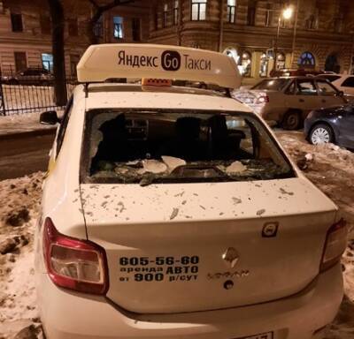 Петербургские коммунальщики проверили на прочность чужие машины во время очистки крыш от сосулек — фото