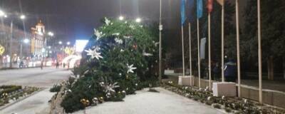 В Ростове упала главная городская елка перед входом в парк имени Горького