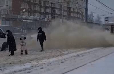 Снегоуборочный трамвай засыпал остановку с пешеходами в Туле