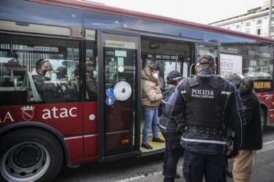 В Италии полицейские отказались надевать защитные маски розового цвета - argumenti.ru - Италия