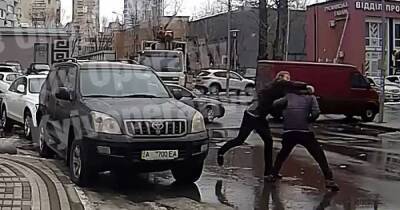 В Киеве спортсмен жестко избил мужчину после замечания о парковке (видео)