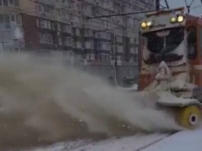 В Туле водитель трамвая с ног до головы окатил пешеходов грязным снегом (видео)