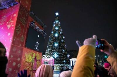 В старый Новый год в российском мегаполисе рухнула главная елка (фото, видео)