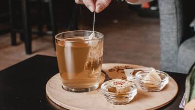 Диетолог Манакер порекомендовала худеющим сократить количество сахара в чае