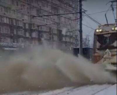 В Туле снегоуборочный трамвай засыпал людей снегом