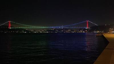 Мост Султана Мехмета Фатиха в Стамбуле окрасился в цвета азербайджанского флага