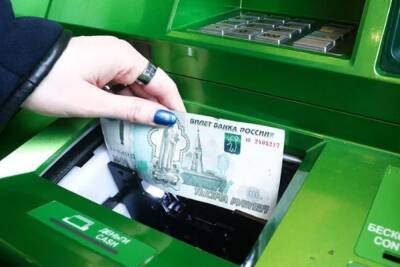 Жительницу Ярославля просят вернуть чужие деньги, которые она взяла в банкомате