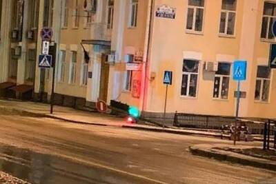 Ветер свалил светофор в центре Донецка: ФОТОФАКТ