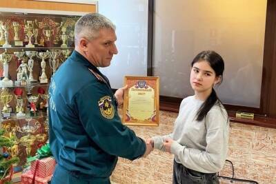 В школе Суворова наградили девочку, которая спасла брата из пожара