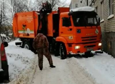 Во дворе на улице Радиозаводской застрял в снегу мусоровоз