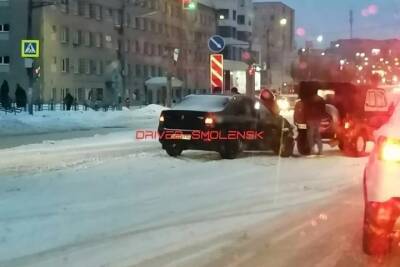 На перекрестке Кирова и Памфилова в Смоленске столкнулись два авто