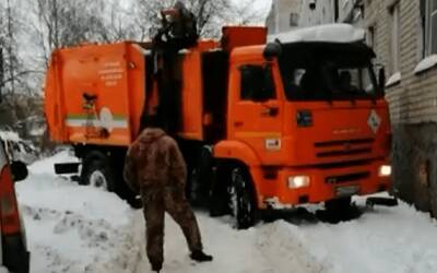 На улице Радиозаводской Рязани мусоровоз застрял в снегу