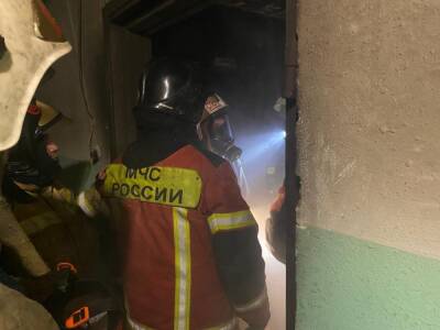 В Екатеринбурге женщина выпала с балкона во время пожара