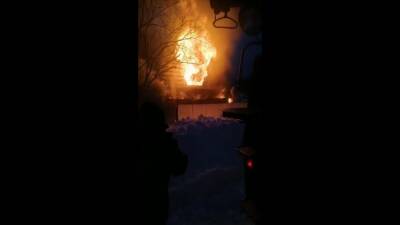 В южно-сахалинском СНТ пылает дом, соседи говорят о взрыве котла