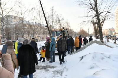 В Екатеринбурге прошел народный сход против строительства автомойки на участке под сквер