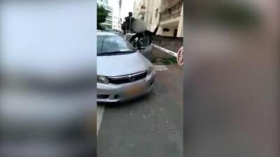 Мужчина бросил камень в пожилую женщину в Тель-Авиве - видео