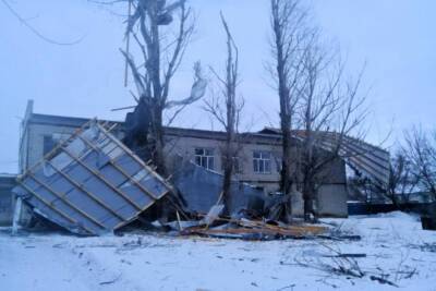 В Волгоградской области ураганный ветер сорвал крышу школьного спортзала